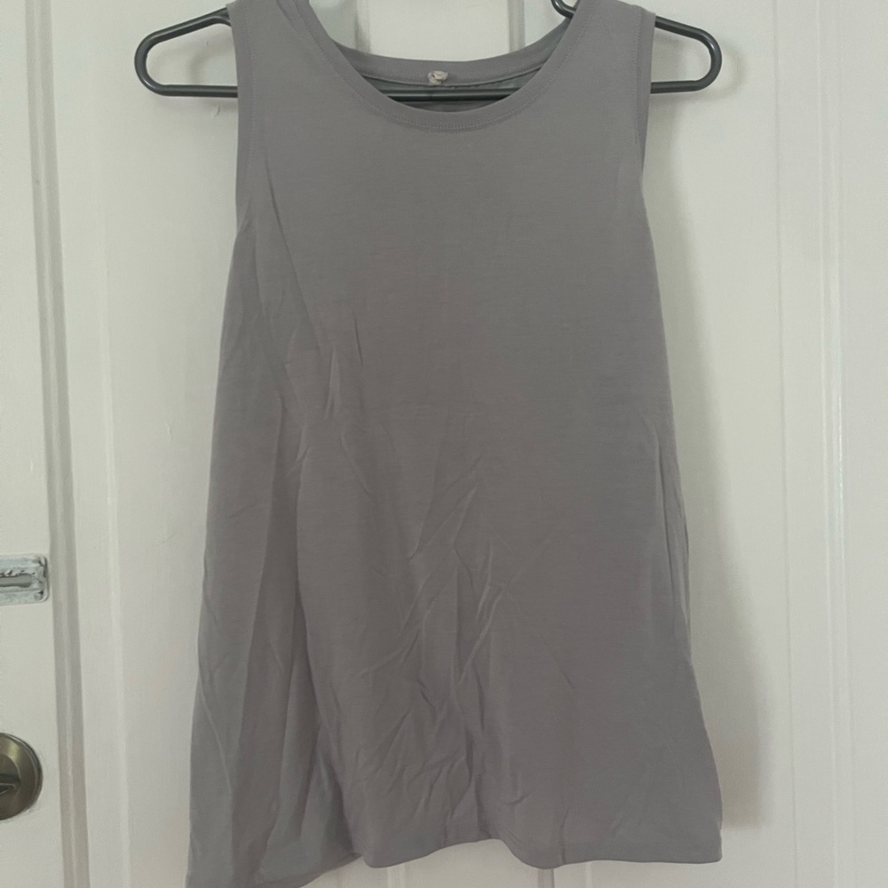Old Navy Light Gray Tank Top

Will donate this week if doesn’t sell ‼️